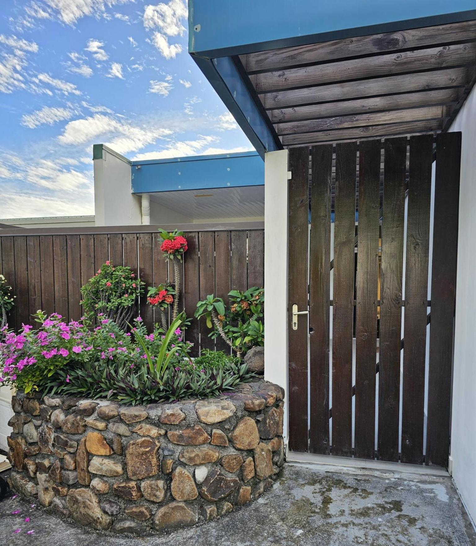 Cozy House In A Private Complex Villa Paea Exterior photo
